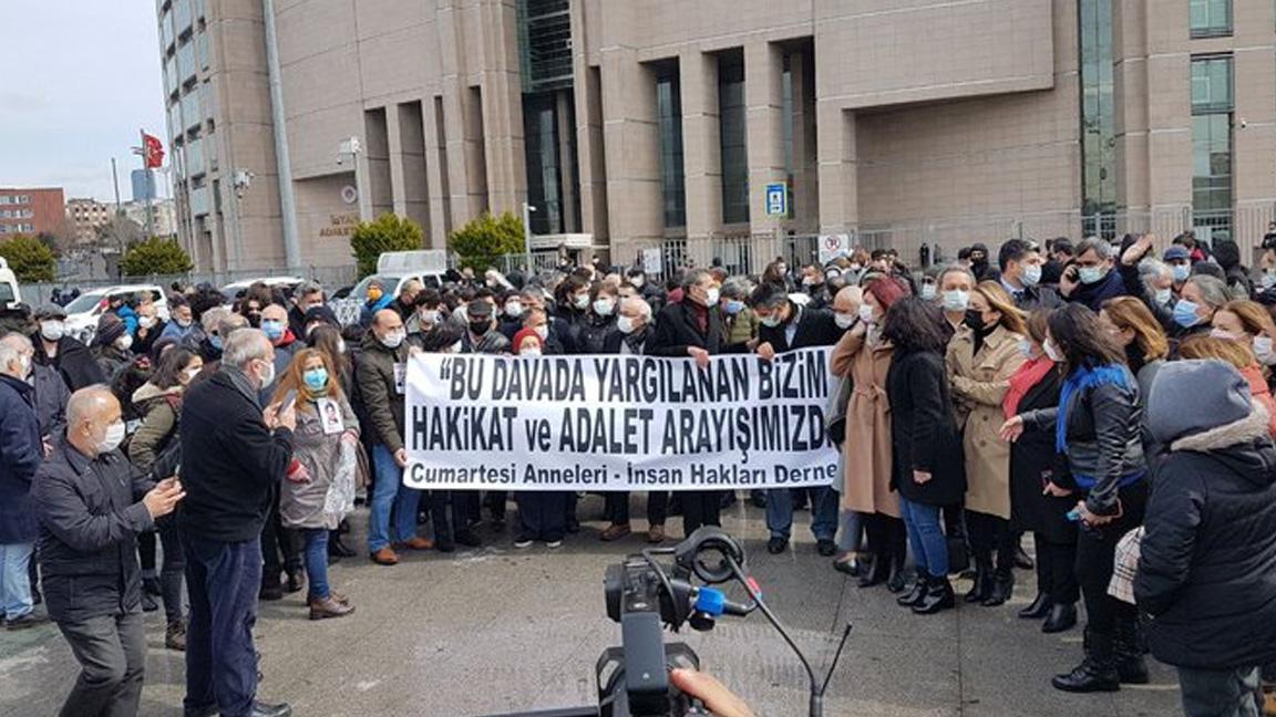 Sözcü yazarı Zeyrek: Kayıp yakınlarının hesap sorarken hesap vermek durumunda kaldığı bir ülkede demokrasiden, hukuktan ve adaletten söz etmek imkansız