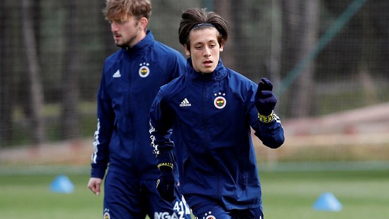 Fenerbahçe'de, A takımla idmanlara çıkan 16 yaşındaki Arda Güler göz doldurdu