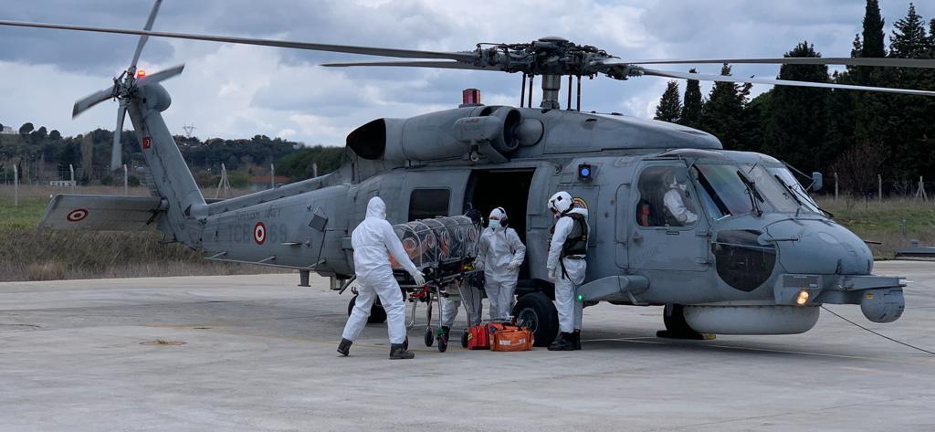 Koronavirüs nedeniyle solunum sıkıntısı çeken hasta, Gökçeada'dan Çanakkale'ye helikopterle sevk edildi