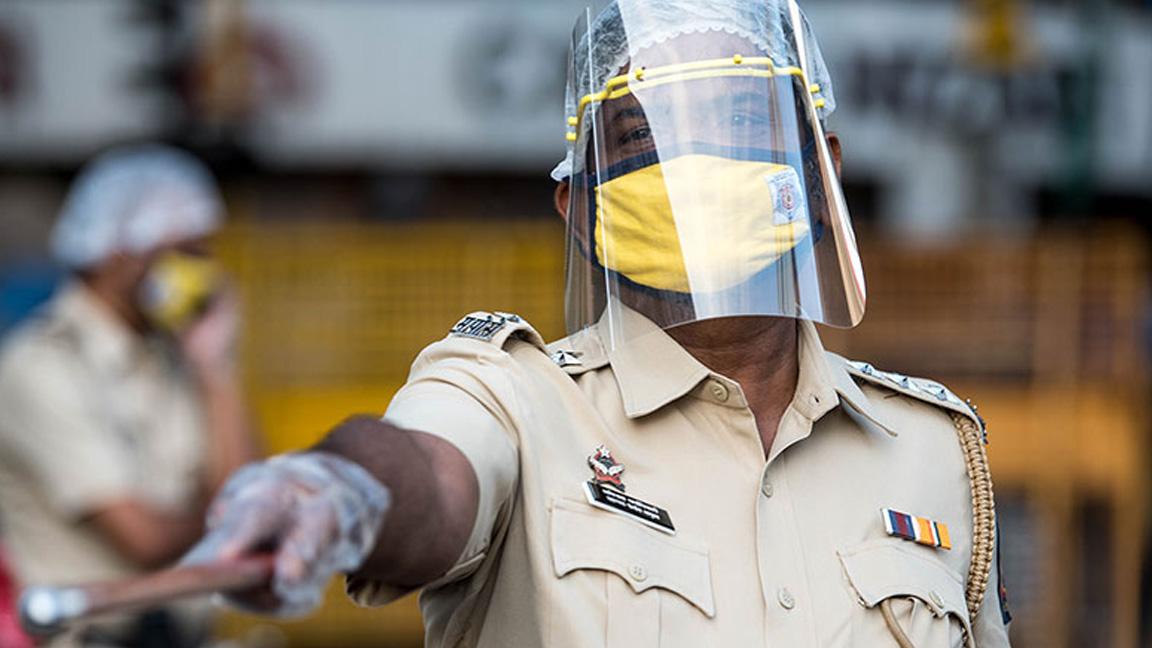 Hindistan'da maske takmayanlara “ördek yürüyüşü” cezası