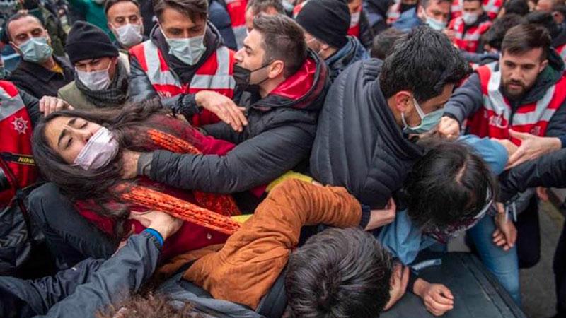 Sözcü yazarı Saymaz: Kadıköy'de sanki iç düşman ayaklanması bastırılır gibi, üniversitelilere korkunç bir şiddetle müdahale edildi