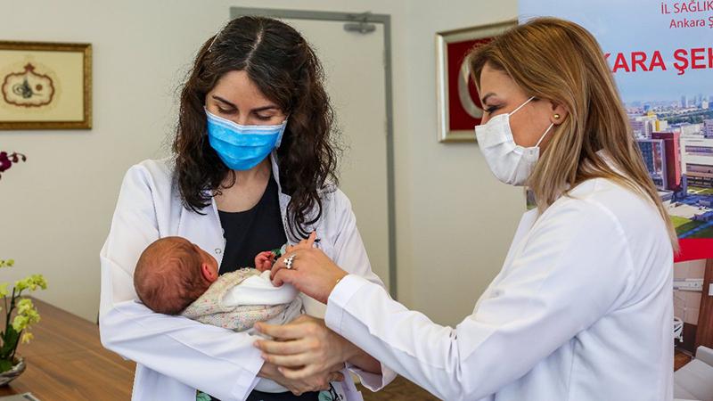 Hamileyken aşılanan sağlık çalışanının bebeği antikorlu doğdu 