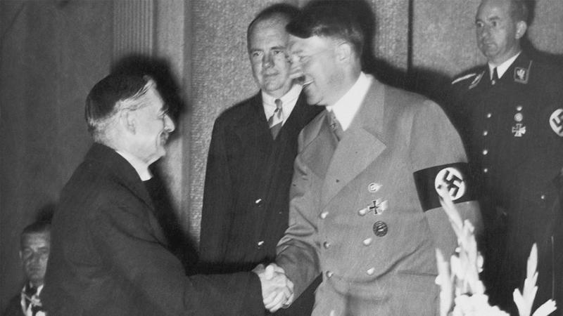 Alman diktatör Adolf Hitler ve dönemin İngiltere Başbakanı Neville Champerlain'in Godesberg'te bulunan görüşmesinden...