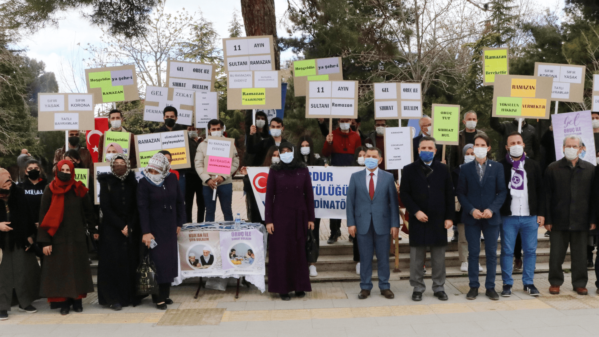 Burdur Müftüsü'nün sosyal mesafe çağrısı yaptığı etkinlikte sosyal mesafe unutuldu 