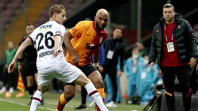 Galatasaray yardımcı antrenörü Levent Şahin'den hakeme eleştiri: 20. dakikada mesajı aldık