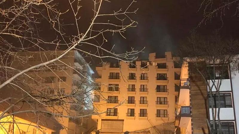 Ankara'da yıkılma tehlikesi bulunan Açelya Apartmanı'nın çatısı çöktü