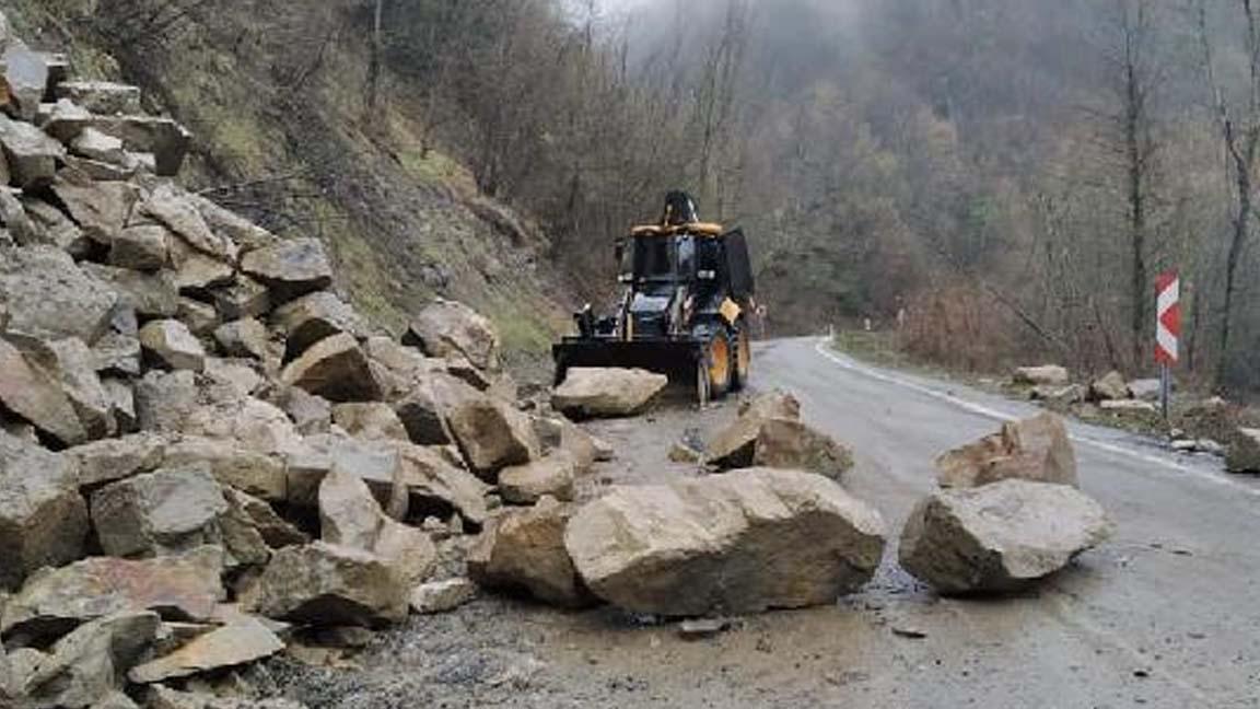 Bartın'da heyelan; belediye başkanından sürücülere uyarı