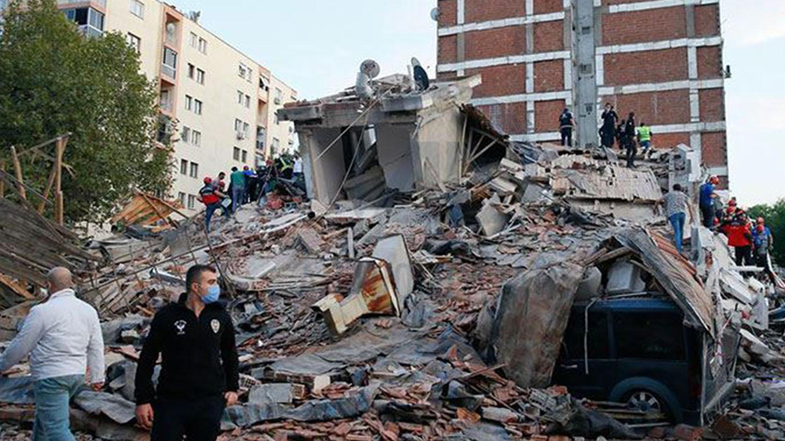 Bakanlıktan, beş ay önce yaşanan depremde hasar gördüğü belirtilen binanın sakinlerine: Eşyalarınızı almadan derhal boşaltın