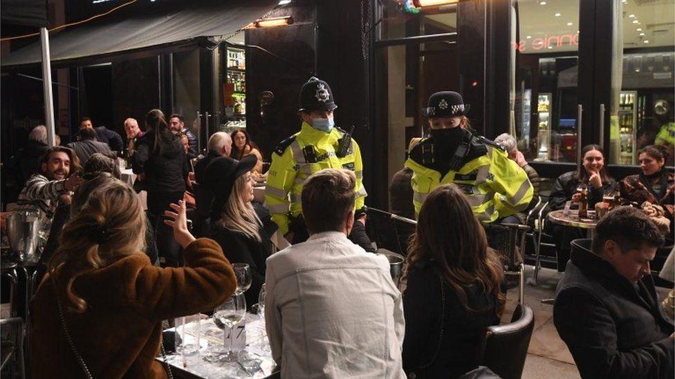 İngiltere'den normalleşmenin ilk günü manzaraları; açık alandaki bar ve restoranlar doldu