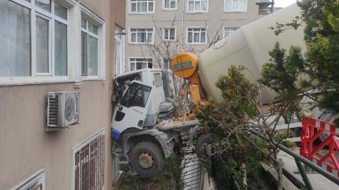 Beşiktaş'ta beton mikseri 6 katlı binaya çarptı