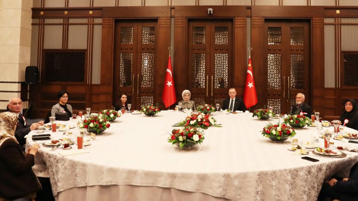 Cumhurbaşkanı Erdoğan, 'toplu iftar yasağı'nı duyurmasının ardından Külliye'de iftar verdi