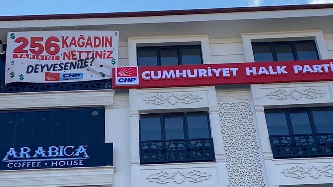 Kastamonu CHP il binasına "256 kağadın yarısını nettiniz?" yazılı afiş asıldı 