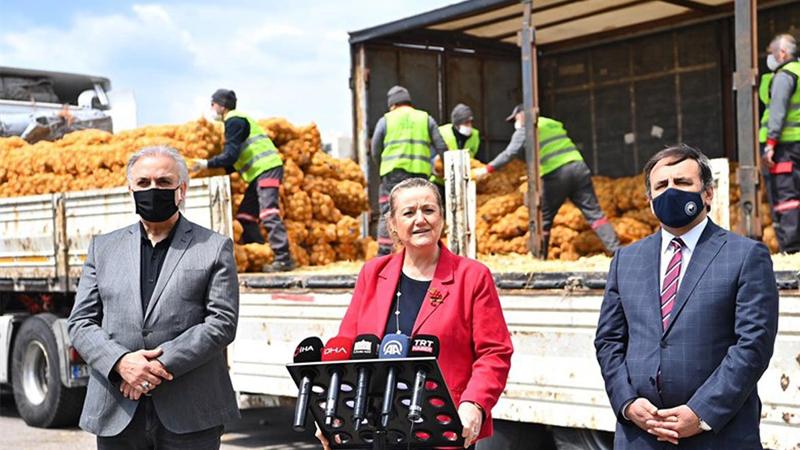 Karar yazarı Akif Beki: Fakir fukarayı kuyruğa sokup soğan, patates çuvallarıyla poz vermenin şovu mu olur?