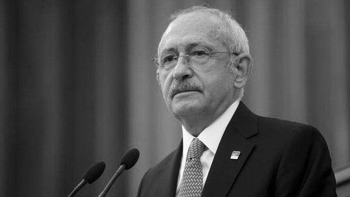 Yeni Akit Yazı İşleri Müdürü Karahasanoğlu: Sosyalist Enternasyonal’e üye olan CHP,  sınırları ortadan kaldırma söylemi ile Suriye’de savaştan kaçan insanlara kapıları kapatma gaddarlığını nasıl bağdaştırıyor