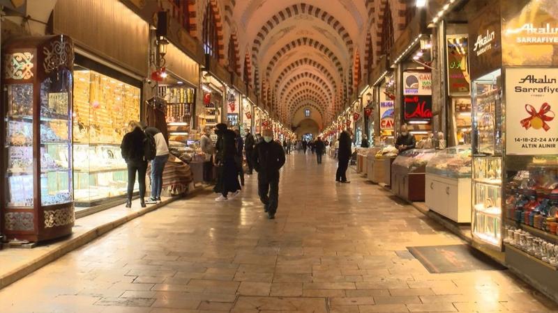 Mısır Çarşısı esnafı kan ağlıyor; arabasını-evini satarak ayakta kalmaya çalışıyor