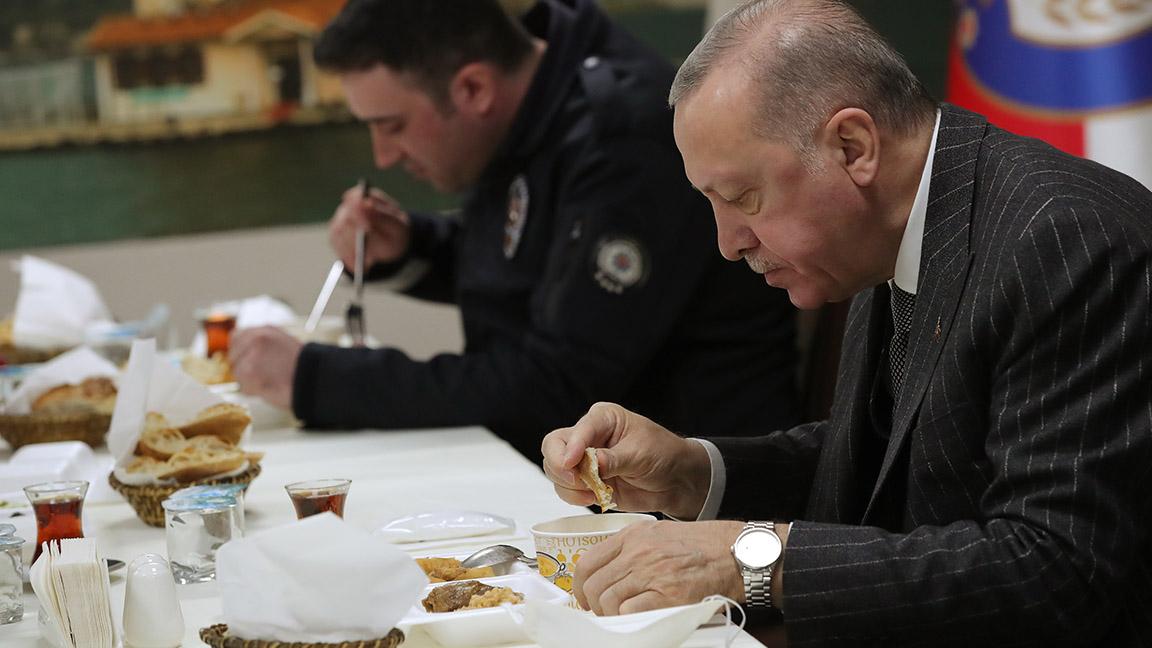 Cumhurbaşkanı Erdoğan'ın, Bakan Soylu ile birlikte polis merkezinde yaptığı iftardan kareler