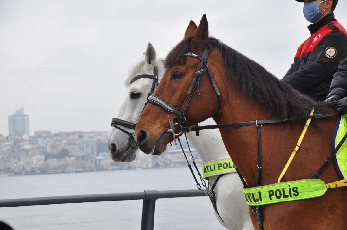 Üsküdar sahilinde atlı polisler tarafından denetim yapıldı 