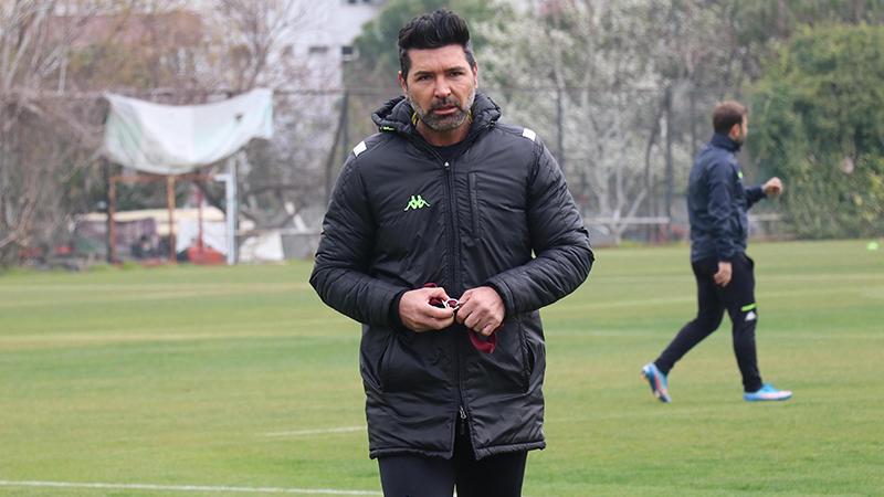 Süper Lig'de bir ayrılık daha; Denizlispor teknik direktörü Hakan Kutlu istifa etti