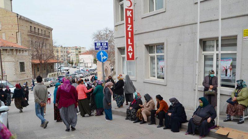 Yardım söylentisi nedeniyle Kızılay'ın önünde sıraya girenler polis anonsuyla dağıldı