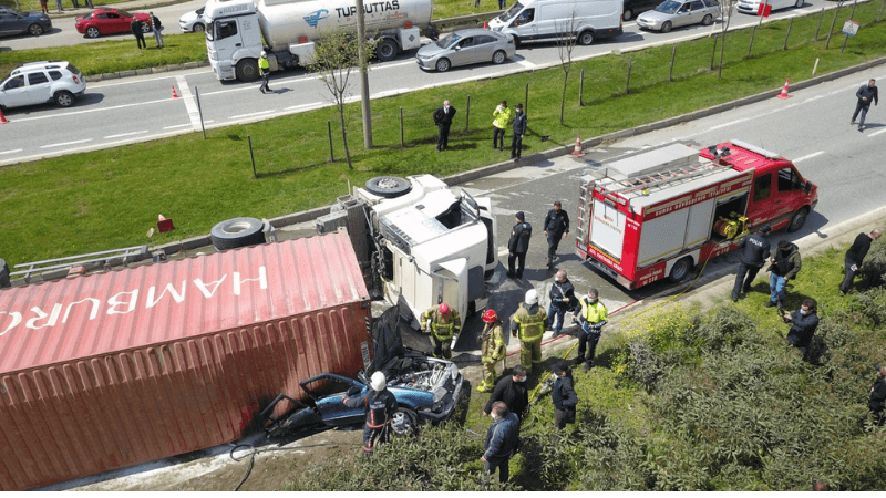 Bursa'da TIR faciası: 1 ölü, 2 yaralı 