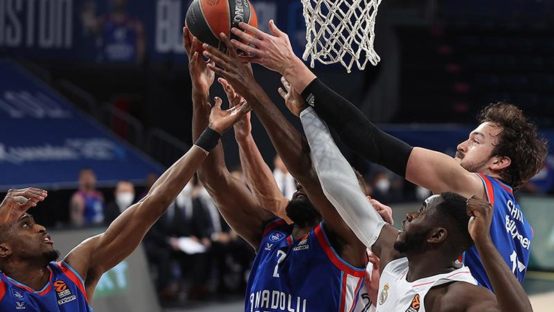 Anadolu Efes, Real Madrid karşısında farklı kazandı; seride 1-0 öne geçti