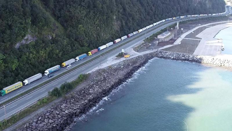 Türk TIR'larının sınırda oluşturduğu kuyruk 75 kilometreyi aştı; Rusya bekletiyor, Azerbaycan 500 dolardan fazla ek ücret alıyor