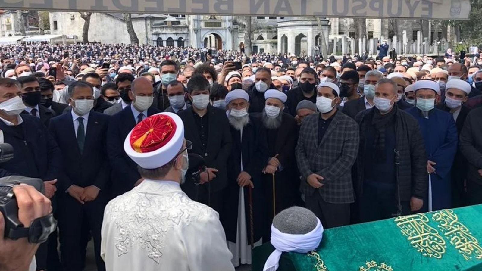 Prof. Dr. Nuriye Ortaylı: Bir yanda 50-60 bin kişinin hastalanmasına yol açan bir salgın, diğer yanda yüzlerce kişinin, omuz omuza saf tuttuğu bir cenazede bir Bakan