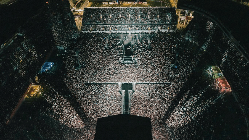 Normale dönen Yeni Zelanda’da 50 bin kişilik sosyal mesafesiz konser