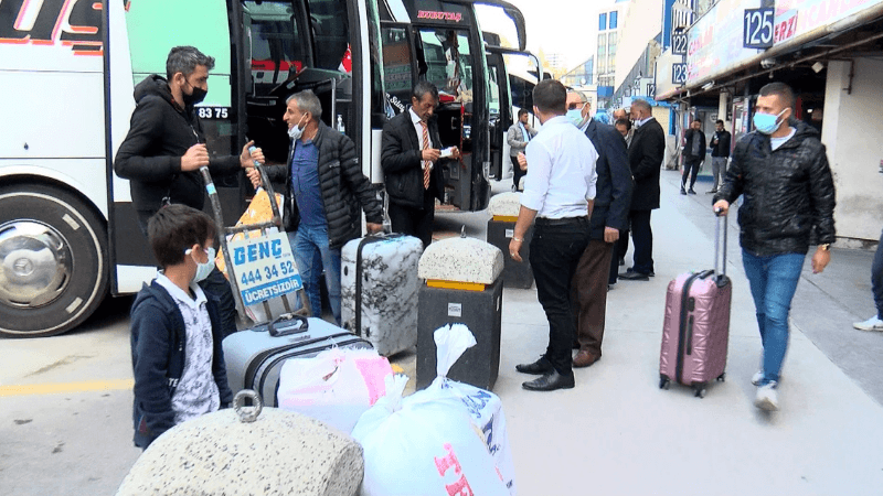 Tam kapanma kararının ardından İstanbul'dan göç başladı, otogarda biletler tükendi