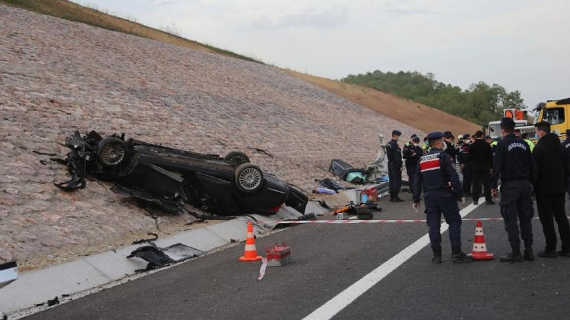 Konsolosluğa ait otomobil tabela direğine çarptı: 4 kişi yaşamını yitirdi 