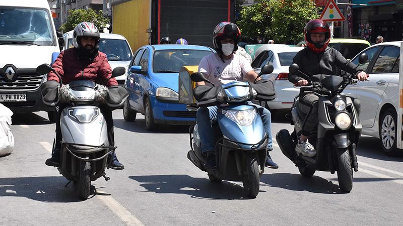 Mühendisler ve öğretmenler de kuryelik yapmaya başladı: Çaresiz kalınca bu işi sevmeye başladım