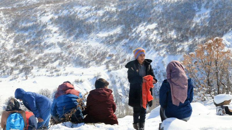 Derslere girebilmek için her gün 2 kilometre yürüyorlar 