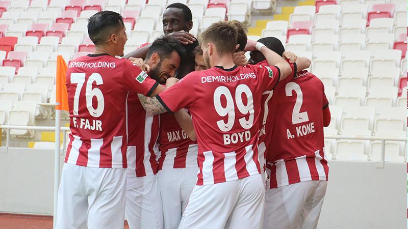 Sivasspor, üç puanı tek golle aldı; yenilmezlik serisini 15 maça çıkardı