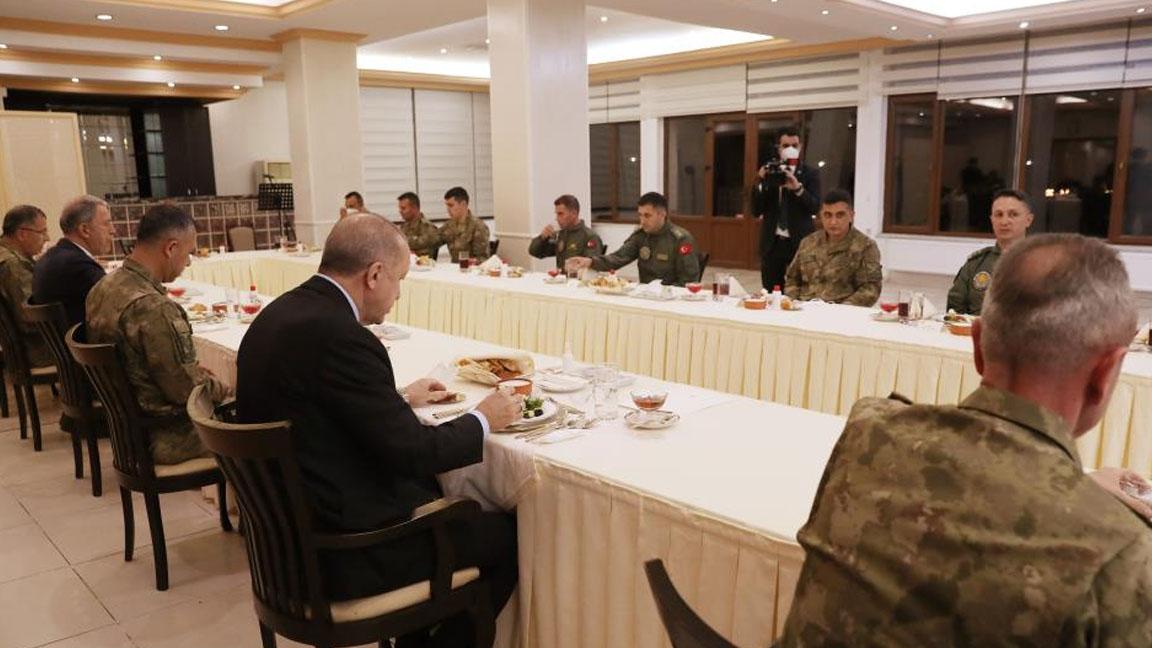 Cumhurbaşkanı Erdoğan, askerlerle iftar yaptı