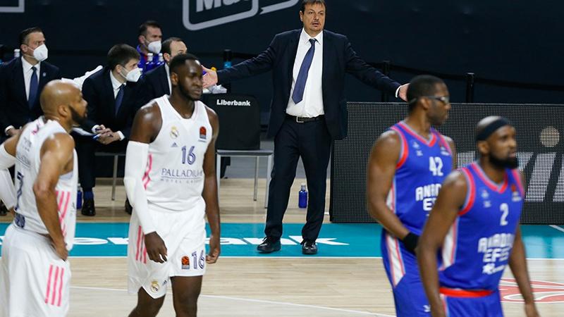 Anadolu Efes fırsat tepti; Final Four şansını son maça bıraktı