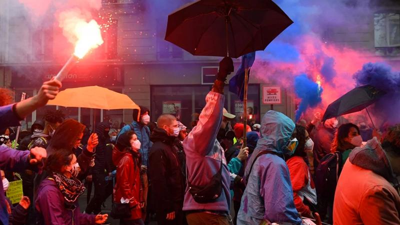 Paris'teki 1 Mayıs gösterilerinde polisle göstericiler arasında çatışma