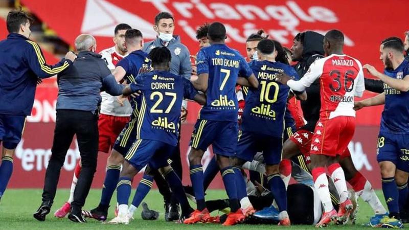 Lyon, Monaco'yu 10 kişiyle devirdi; maçtan sonra yumruklar konuştu!