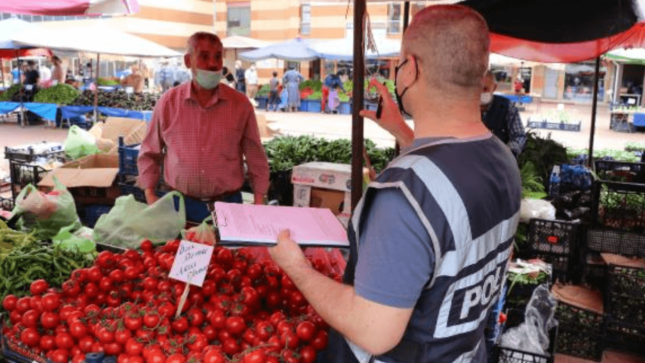 Diliyle parmaklarını ıslatarak poşetin ağzını açan pazarcıya ceza