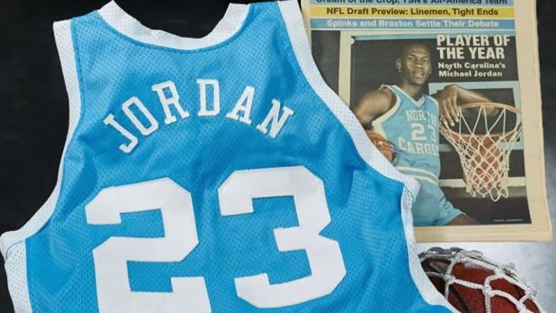 Michael Jordan'ın üniversitedeyken giydiği forma 1.38 milyon dolara satıldı