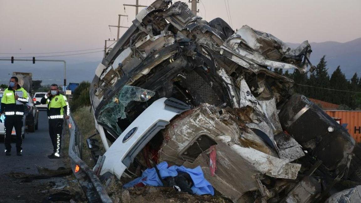 İzmir'de çimento yüklü TIR devrildi: 2 ölü