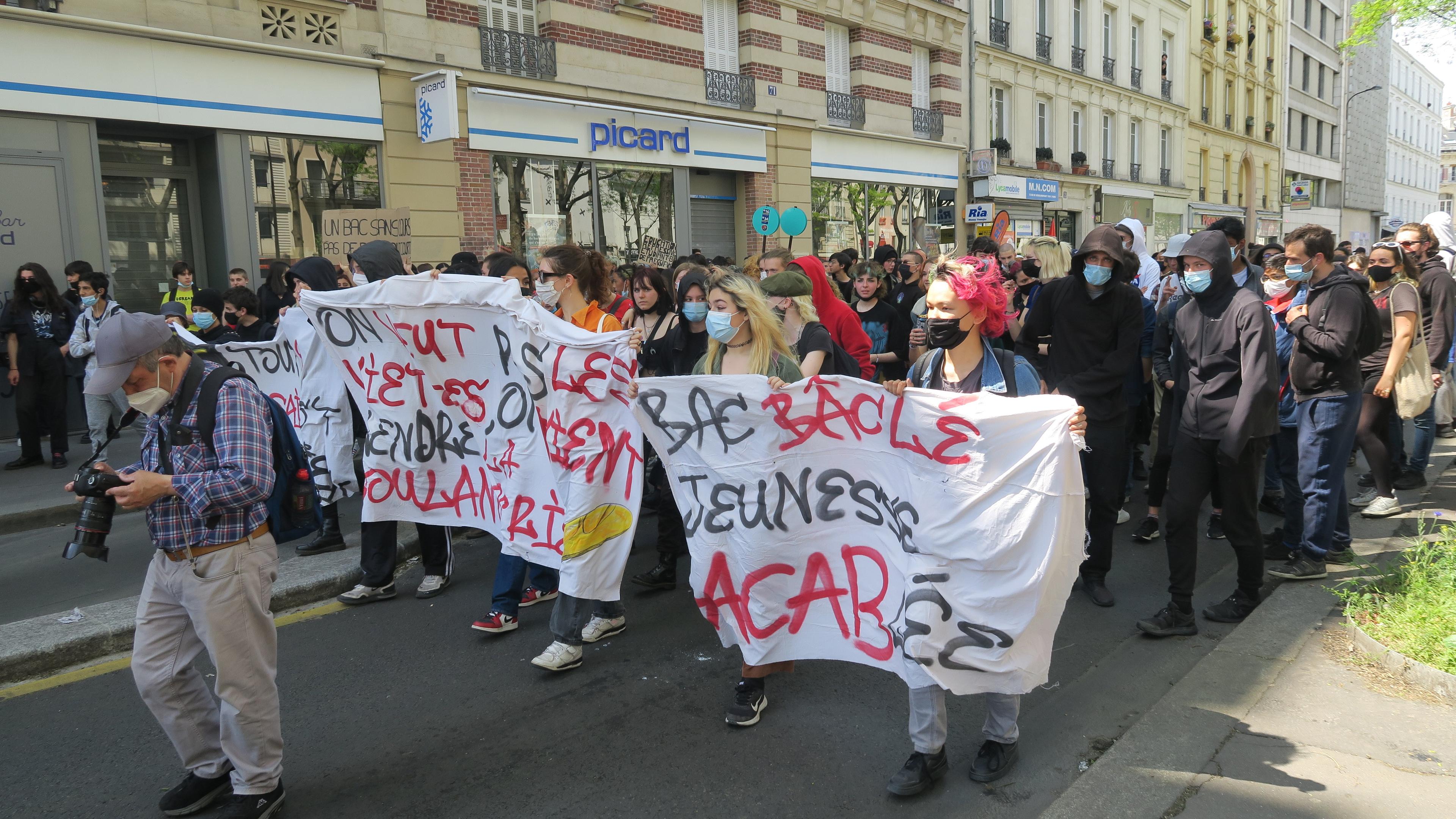 Paris'te öğrencilerden protesto: Hükümetin yanlış politikalarının cezasını bizler ödemek istemiyoruz