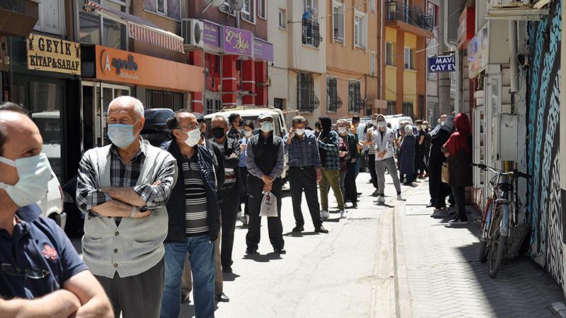 Eskişehir'de "ucuz tatlı" kuyruğu; sabah 8'de beklemeye başlıyorlar 