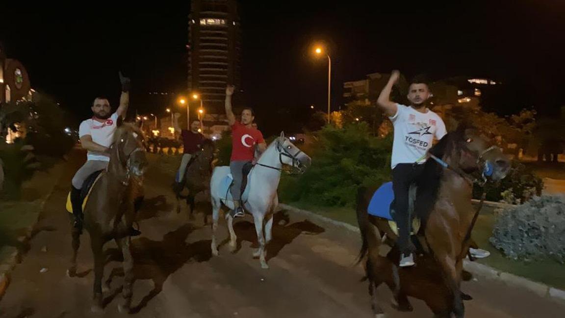 İsrail'i at üzerinde protesto ettiler