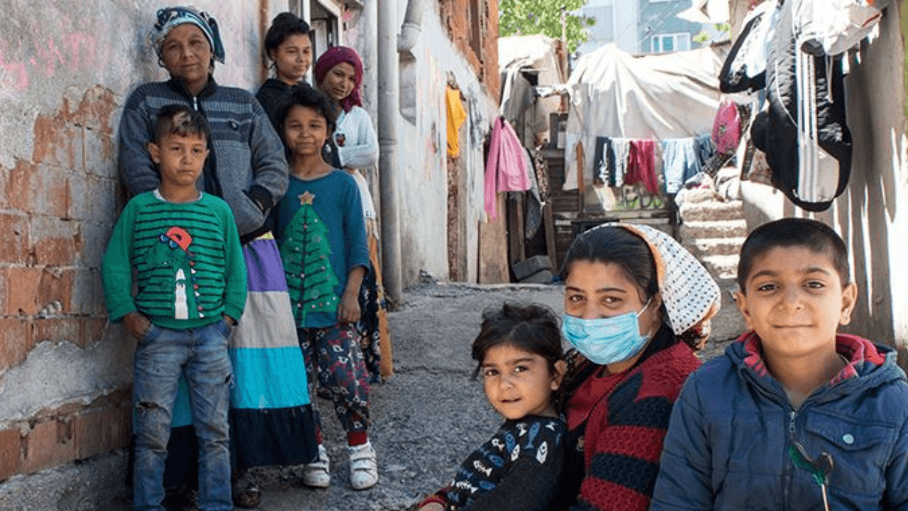 Günübirlik işlerle geçinen Romanlar, tam kapanmayı anlattı; "17 gün bizi eve kapattılar ama faturaları kimse düşünmedi; mutfağımız boş, tüpümüz, yağımız bitti"