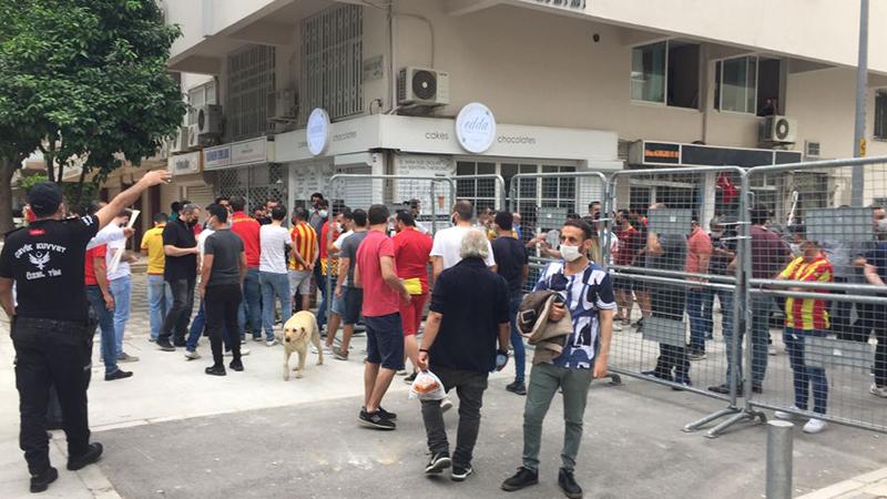 Göztepe'de taraftar stada girmeyi bekliyor