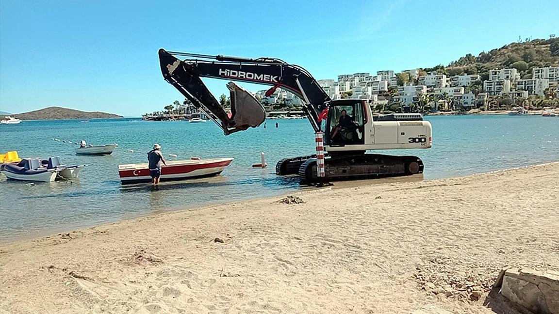 Bodrum'da kullandığı iş makinesiyle mavi bayraklı plaja girip, deniz dibini kazdı