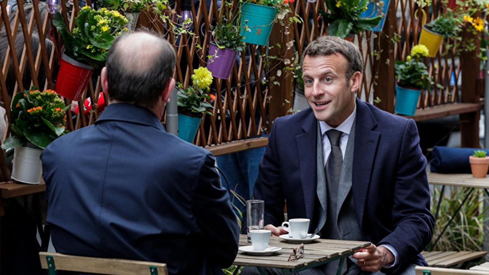 Macron "Yaşama sanatını oluşturan her şeyi yeniden keşfedelim" dedi; Fransa'da kafe, restoran, müze ve tiyatrolar 6 ay sonra açıldı