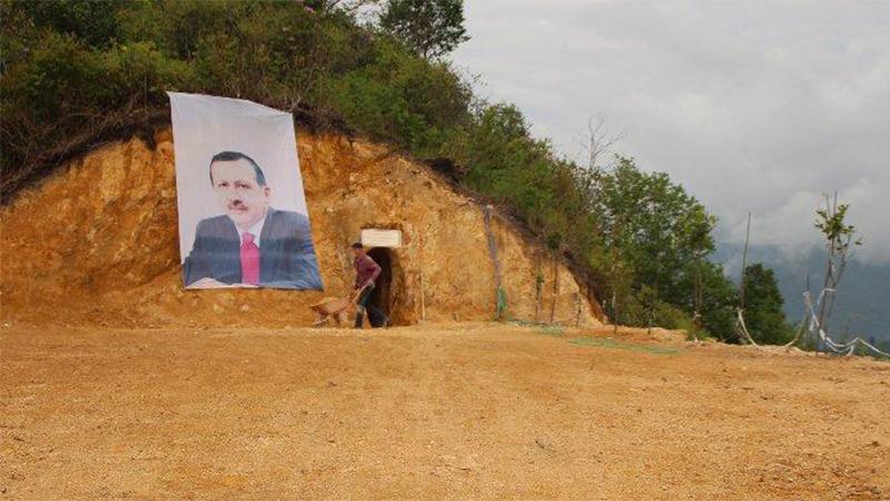 Pandemide canı sıkıldığı için dağı oyup kendisine mağara yaptı 