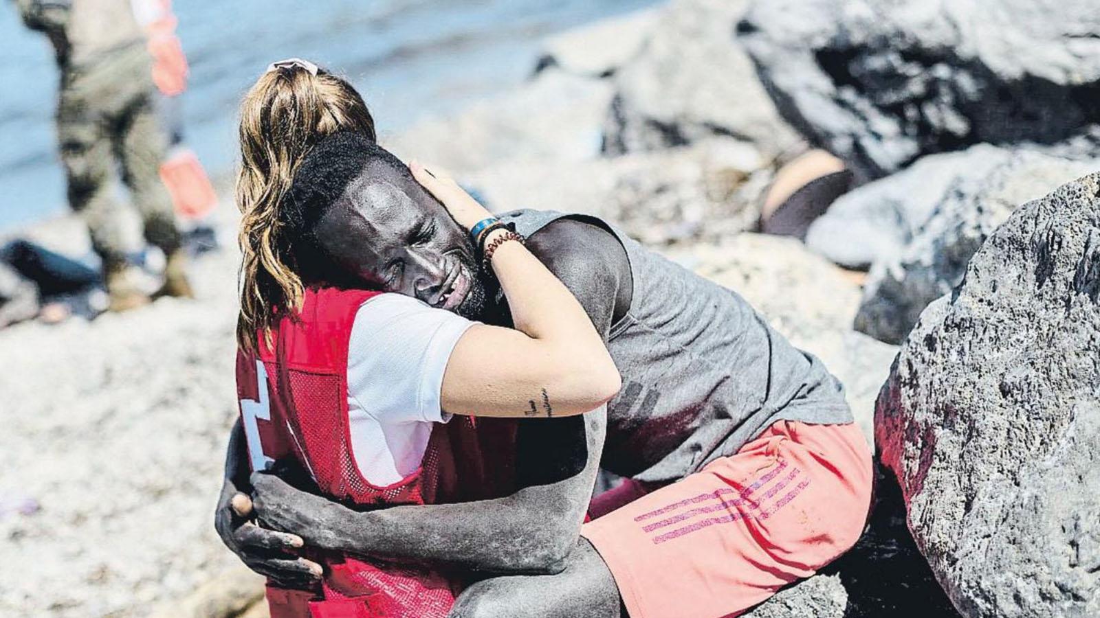 Ceuta'ya ulaşan sığınmacıya sarılan Kızıl Haç gönüllüsü, aşırı sağcı grupların hedefi oldu