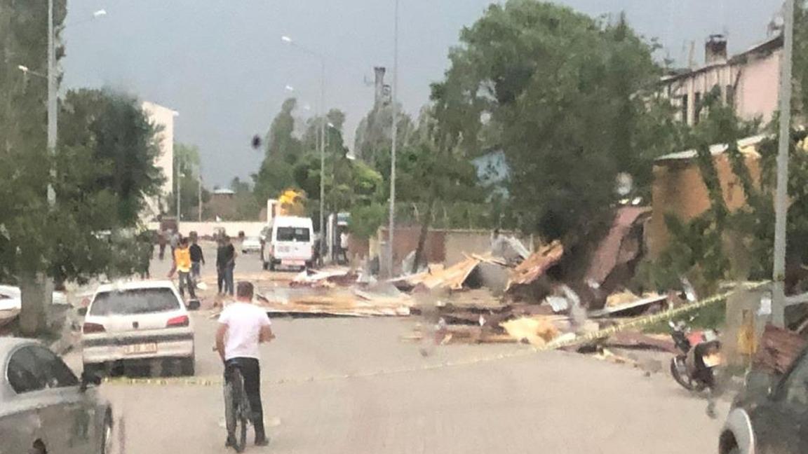 Iğdır’da fırtına ev ve iş yerlerinin çatılarını uçurdu